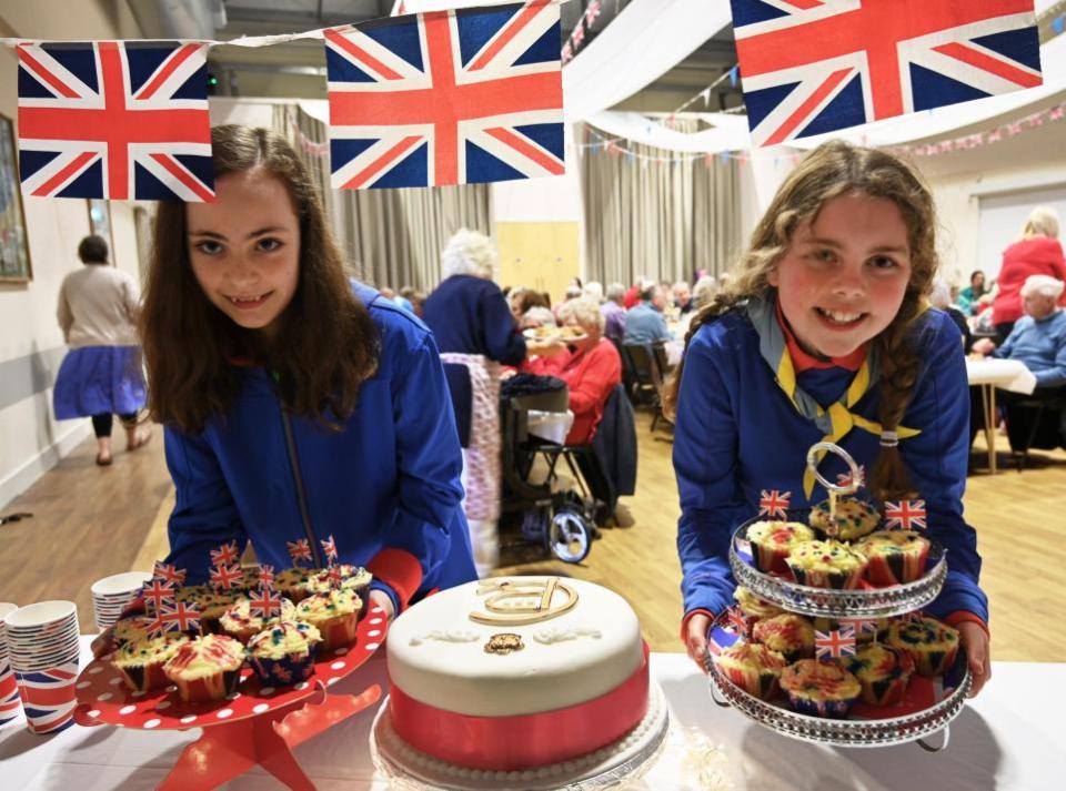 Western Telegraph: Saundersfoot Guides ayudó a servir los tés.