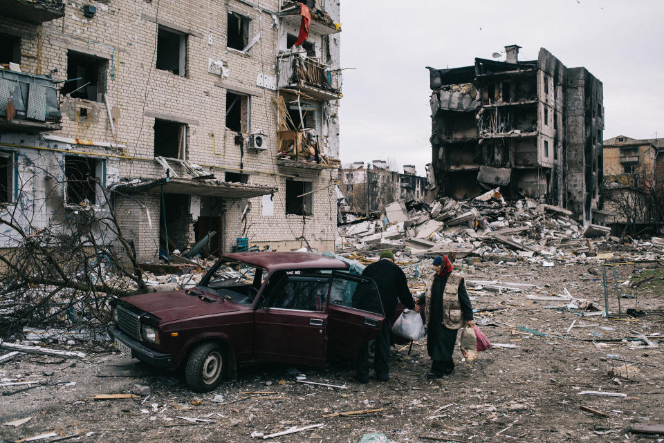 An elderly couple collects belongings from their bombed apartment in Borodyanka, near Kyiv, on April 5<span class="copyright">Maxim Dondyuk—Der Spiegel</span>