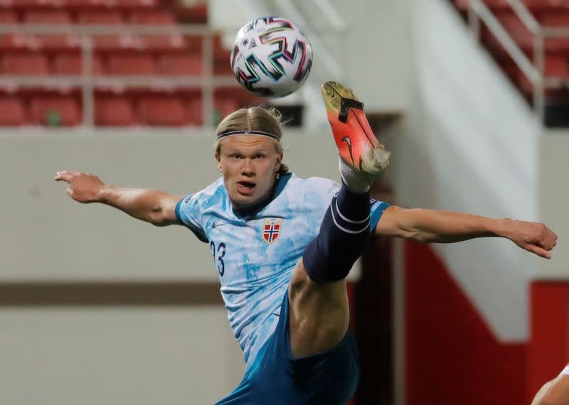 Imagen de archivo del atacante noruego Erling Haaland en acción durante el partido contra Gibraltar por el Grupo G de las Eliminatorias al Mundial