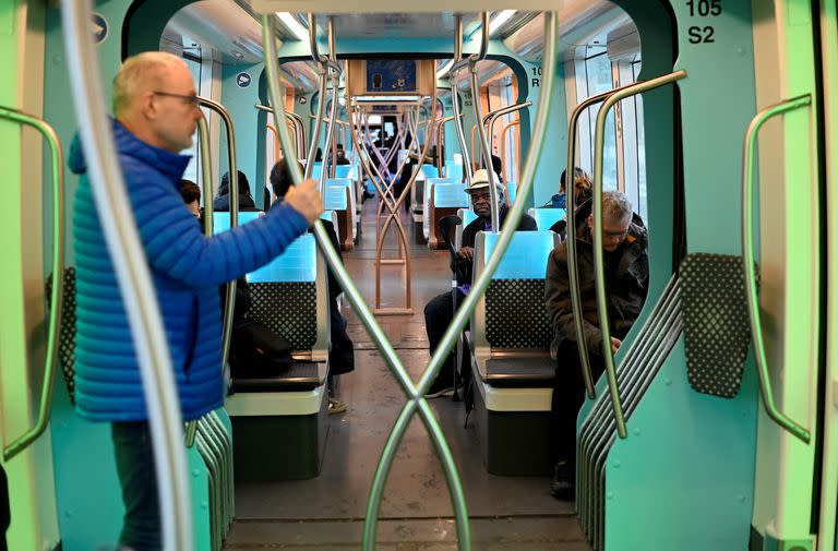 Un tranvía casi vacío en hora pico en Luxemburgo