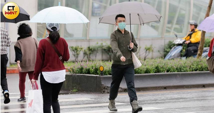 今天起各地天氣明顯降溫轉雨。（示意圖／黃耀徵攝）