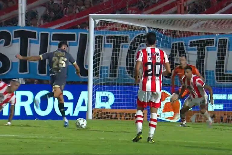 Maxi Romero, con la camiseta de Lucas Gómez, anotó el empate parcial para Argentinos, que en el última jugada se quedó con el triunfo ante Instituto.