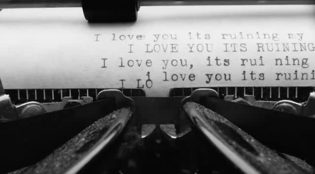 <p>Taylor Swift</p> A typewriter in 'Fortnight' video