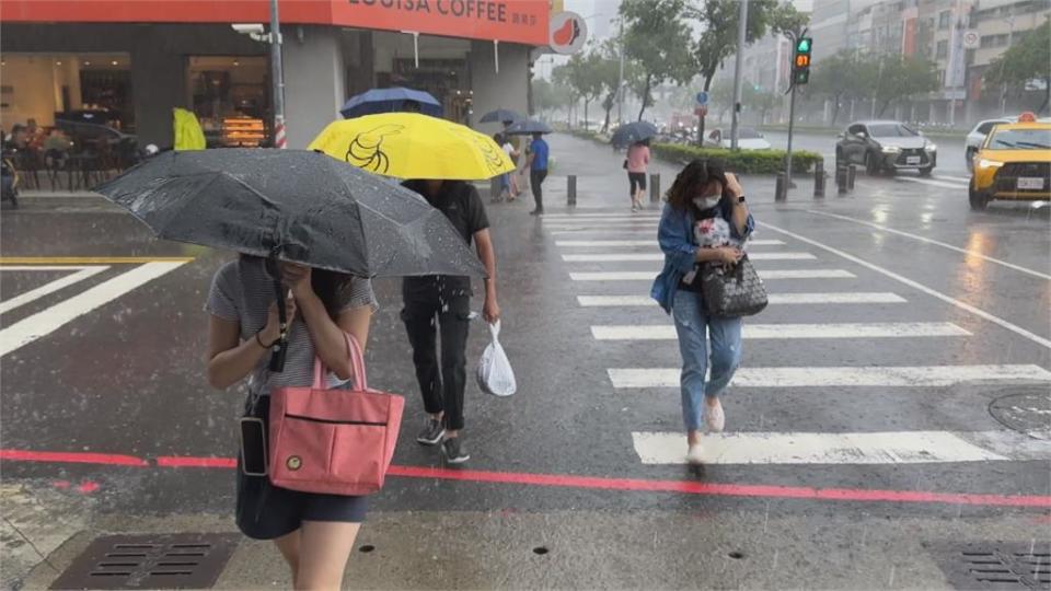 雨彈狂掃！高雄鳳山積水「馬路變河道」　汽車開進水溝動彈不得