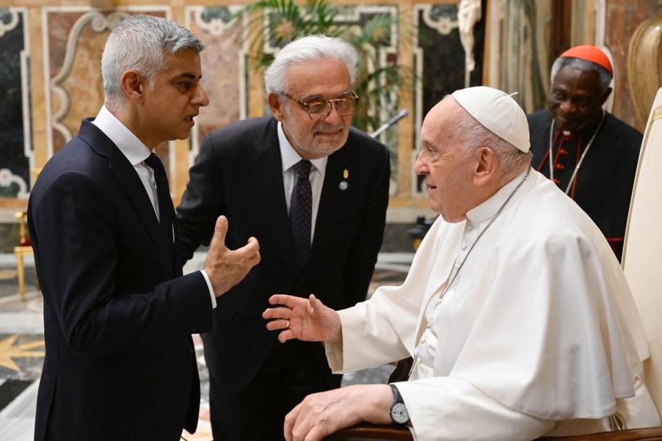 Sadiq Khan with Pope Francis and Marcelo Suarez-Orozco of the University of Massachusetts, co-organiser of the summit (Papal photography services)