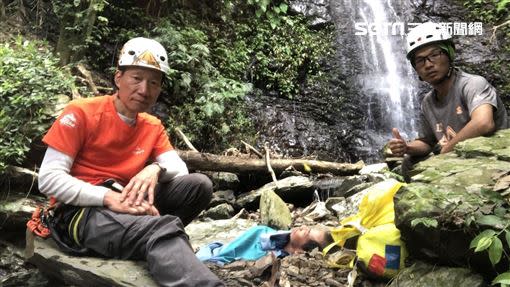 ２位登山教練蕭添益、洪華駿專攻攀岩垂降，成功找到失聯副院長。（圖／翻攝畫面）