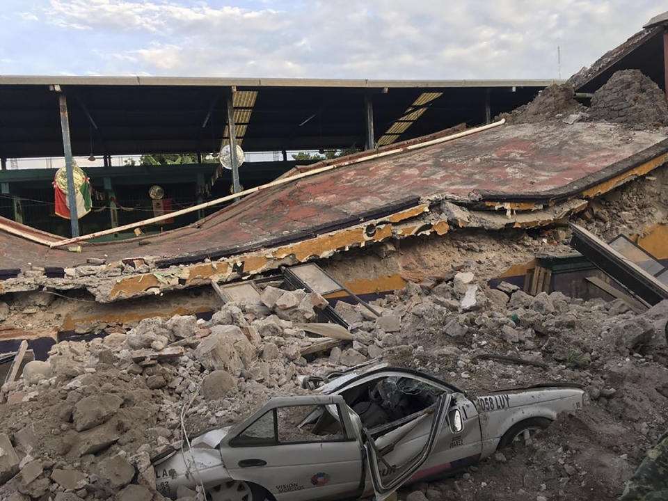 <p>Un auto aparece aplastado junto a un edificio colapsado en Jojutla, estado de Morelos, el martes 19 de septiembre de 2017. (AP Foto/Carlos Rodríguez) </p>