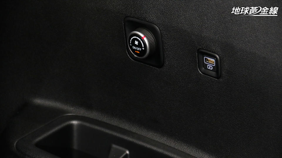 Custin GLT-B VIP車型配備有第三排風量調整與USB插座。(攝影/ 陳奕宏)