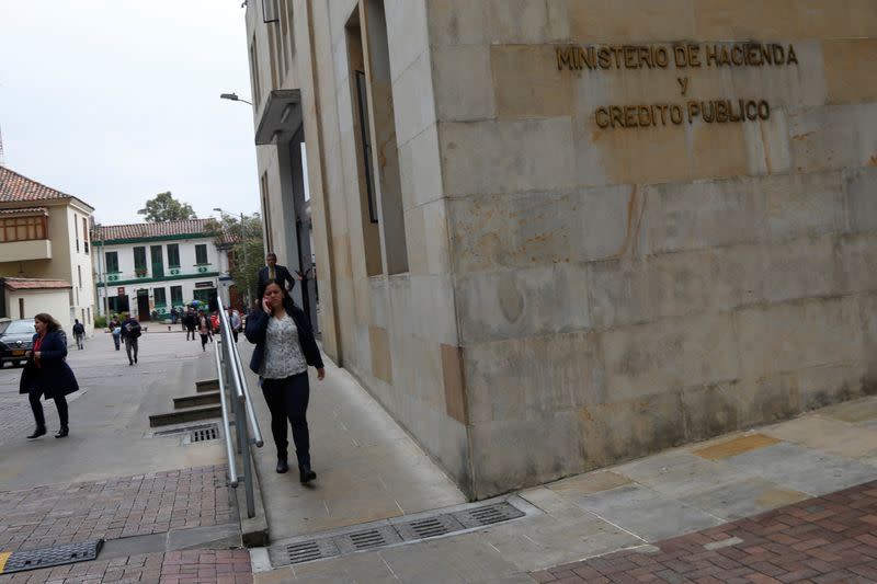 Foto de archivo. Personas caminan frente a la sede del Ministerio de Hacienda de Colombia en Bogotá