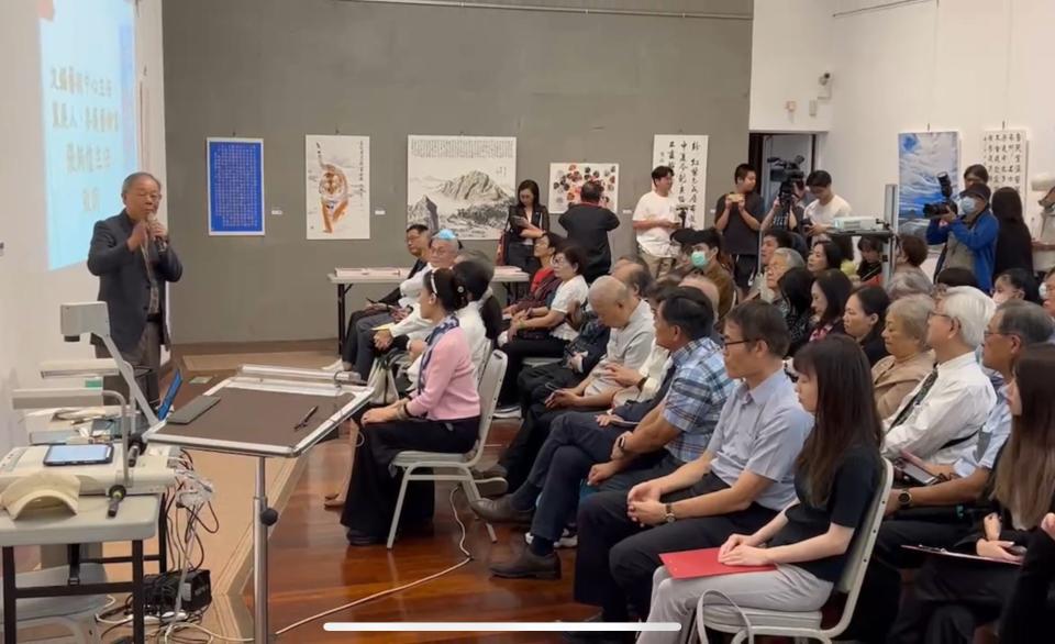書法家張炳煌教授（左）策產的「e轉新境—書畫與科技對話展」，28日舉行開幕式，吸引不少民眾前往。