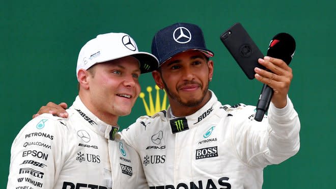 Valtteri Bottas (l.) und Lewis Hamilton (r.) bleiben wahrscheinlich auch 2018 Teamkollegen