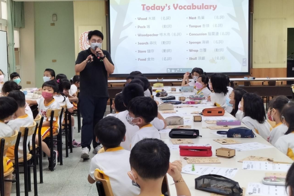 卷木森活館的創客小學堂首次融入英語，以雙語教學的方式讓孩子接觸到課本以外的知識(圖片來源:民生國小)