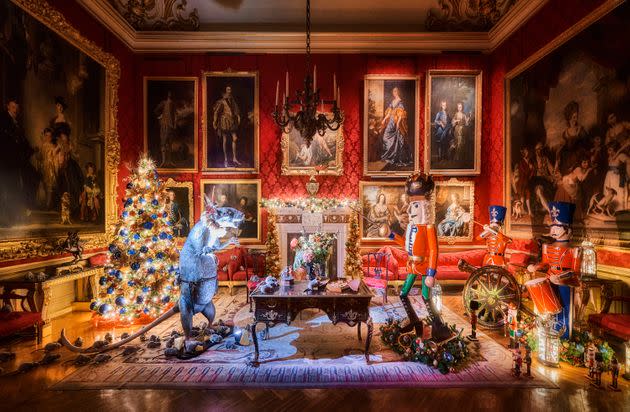 Professional Christmas decorators decorate Blenheim Palace (Photo: Channel 4)