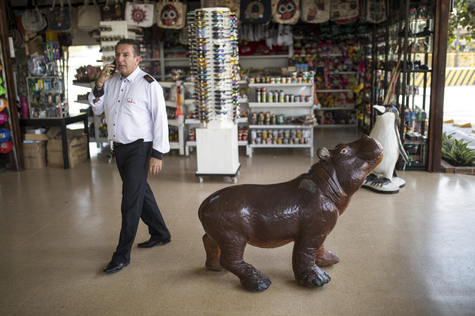 Un rinoceronte recibe a los visitantes a una tienda de souvenirs del Parque Temático Hacienda Nápoles de Puerto Triunfo, Colombia, el 12 de febrero del 2020. (AP Photo/Ivan Valencia)