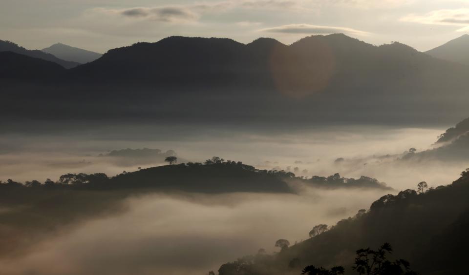 Fog sourrounds the mountains in Goncalves, in the state of Minas Gerais in southwestern Brazil, April 18, 2014. REUTERS/Paulo Whitaker (BRAZIL - Tags: ENVIRONMENT)