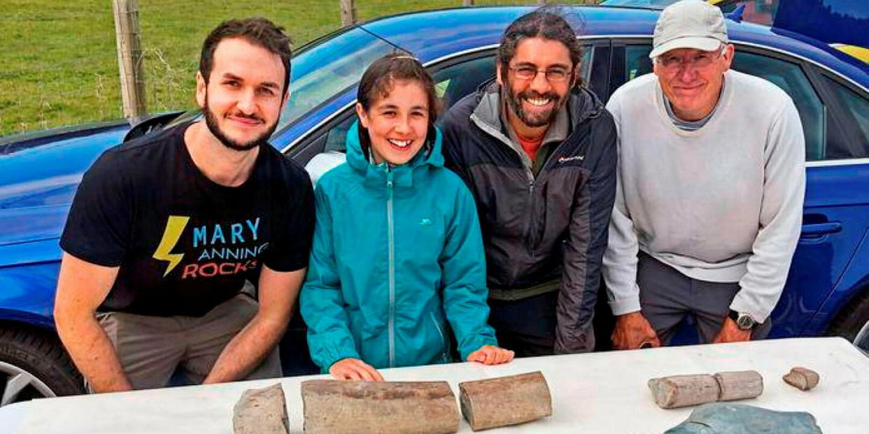 De gauche à droite : Dean Lomax, Ruby, son père Justin et Paul de la Salle, chasseur de fossiles.   - Credit:Dr Dean Lomax/Cover Images/SIPA