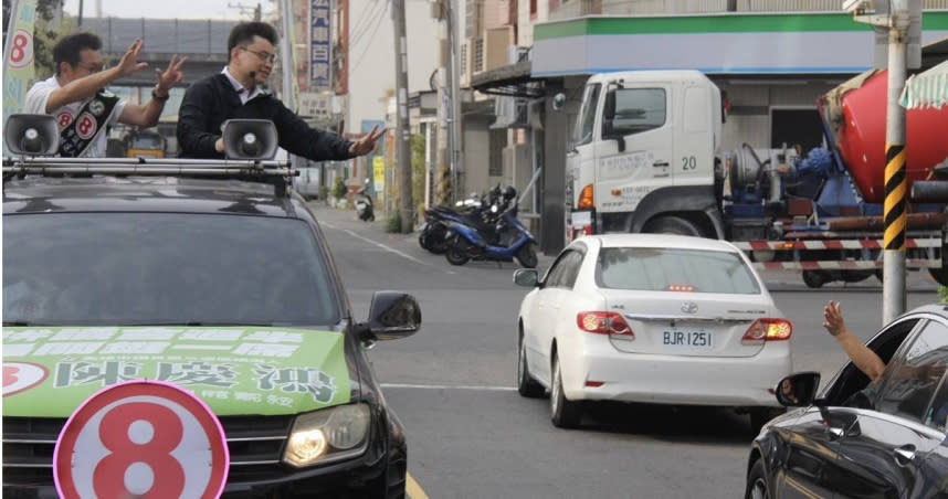 在車掃過程中，沿路許多民眾熱情的揮手並比出8號高喊凍蒜。（圖／陳慶鴻競辦提供）