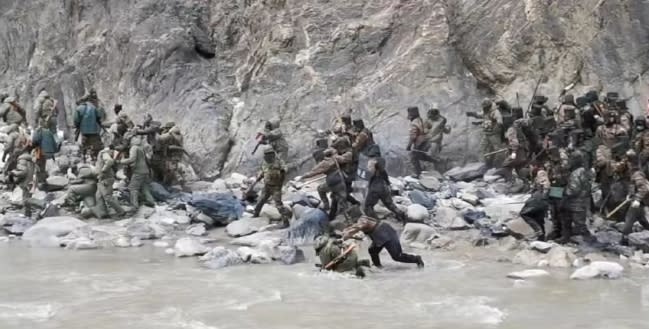中印軍隊在中印邊界加勒萬河谷爆發嚴重衝突。(資料照片)   圖 : 翻攝自成視評論