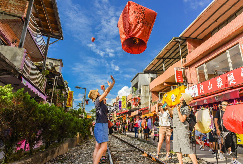 <p>平溪放天燈也是最受歡迎活動之一。｜Releasing sky lanterns is one of the most popular activities in Taiwan. (Shutterstock)</p>
