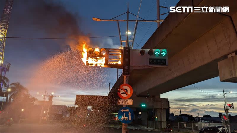 消防局獲報後出動2車5人前往出水撲滅火勢，場面驚悚。（圖／翻攝畫面）