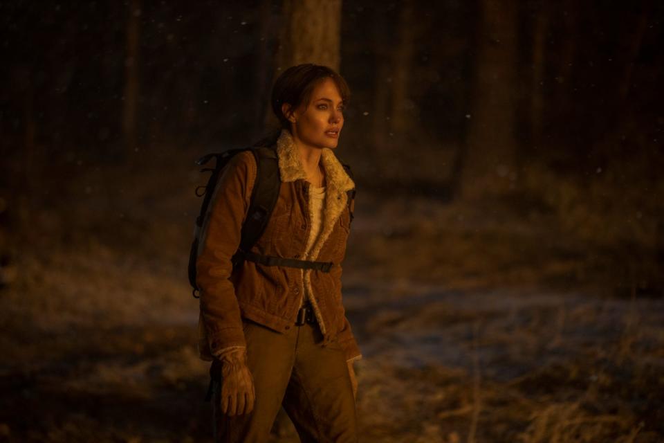 Im brennenden Wald muss sich Hannah (Angelina Jolie) zweier Killer erwehren. (Bild: 2021 Warner Bros. Entertainment Inc. All Rights Reserved)
