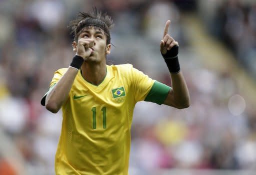 El acatante brasileñi Neymar festeja un gol ante Honduras en partido por los cuartos de final de torneo olímpico de fútbol disputdado el 04 de agosto de 2012 en Newcastle. (AFP | graham stuart)