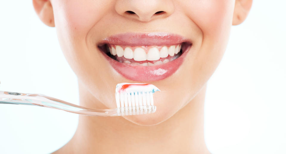 居家牙齒美白秘訣2：使用美白牙膏（Getty Image）