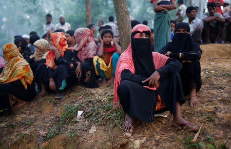 Rohingya refugees wait to receive humanitarian aid at Kutupalong refugee camp near Cox's Bazar, Bangladesh October 24, 2017. REUTERS/Adnan Abidi