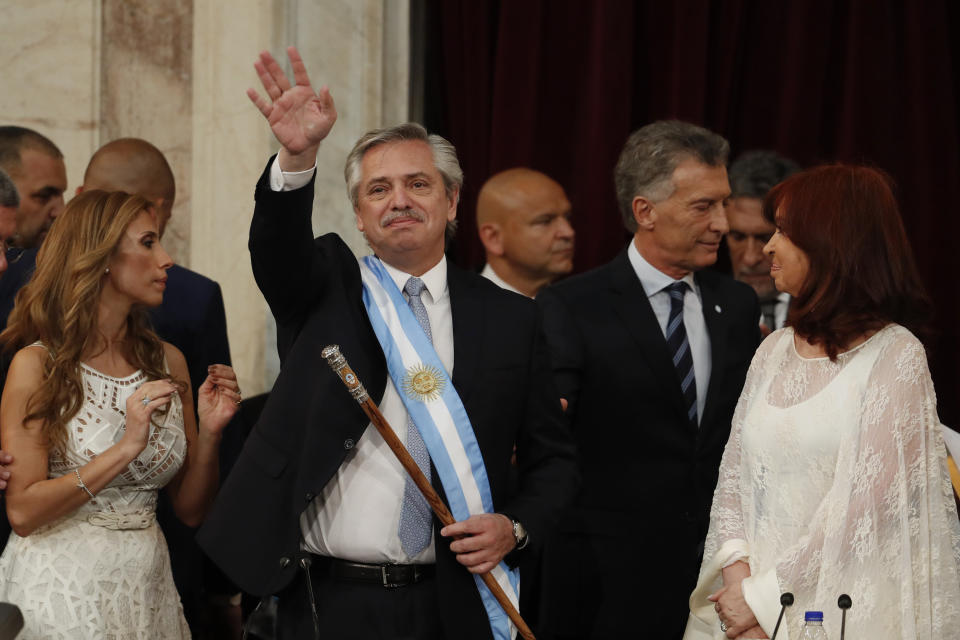 El presidente de Argentina, Alberto Fernández, saluda después de prestar juramento en el Congreso en Buenos Aires, Argentina, el martes 10 de diciembre de 2019. A la derecha está la vicepresidenta Cristina Fernández de Kirchner. (AP Foto / Natacha Pisarenko)