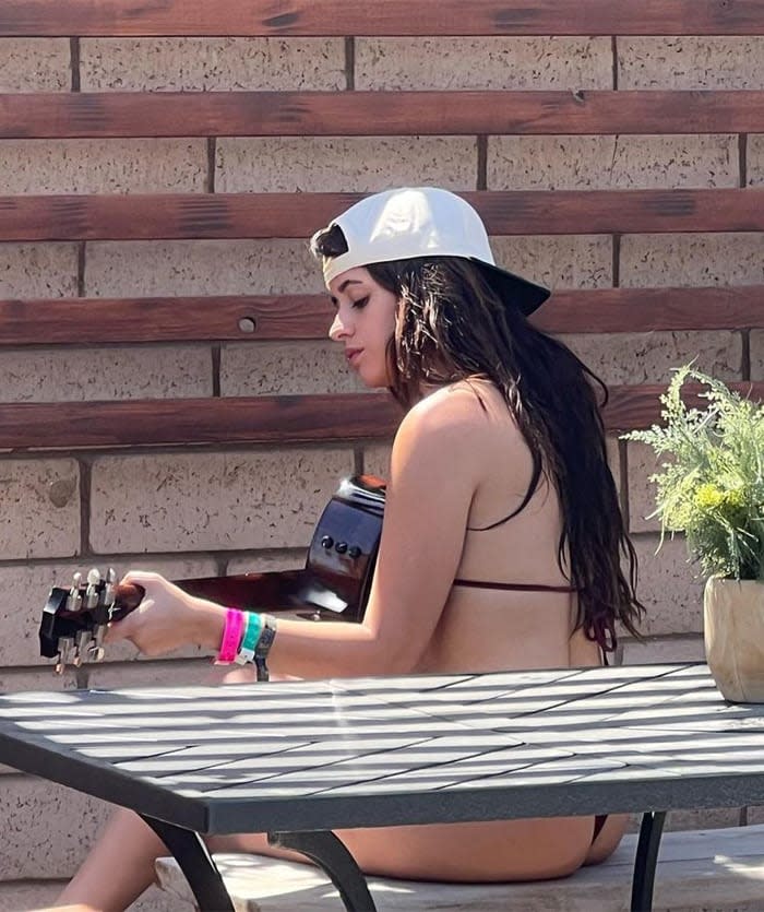 Camila Cabello presume de curvas en bikini