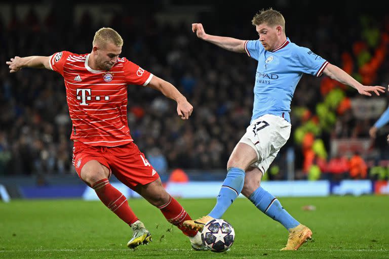 Kevin De Bruyne y Matthijs de Ligt disputan la pelota en el duelo de ida de los cuartos de final de la Champions League