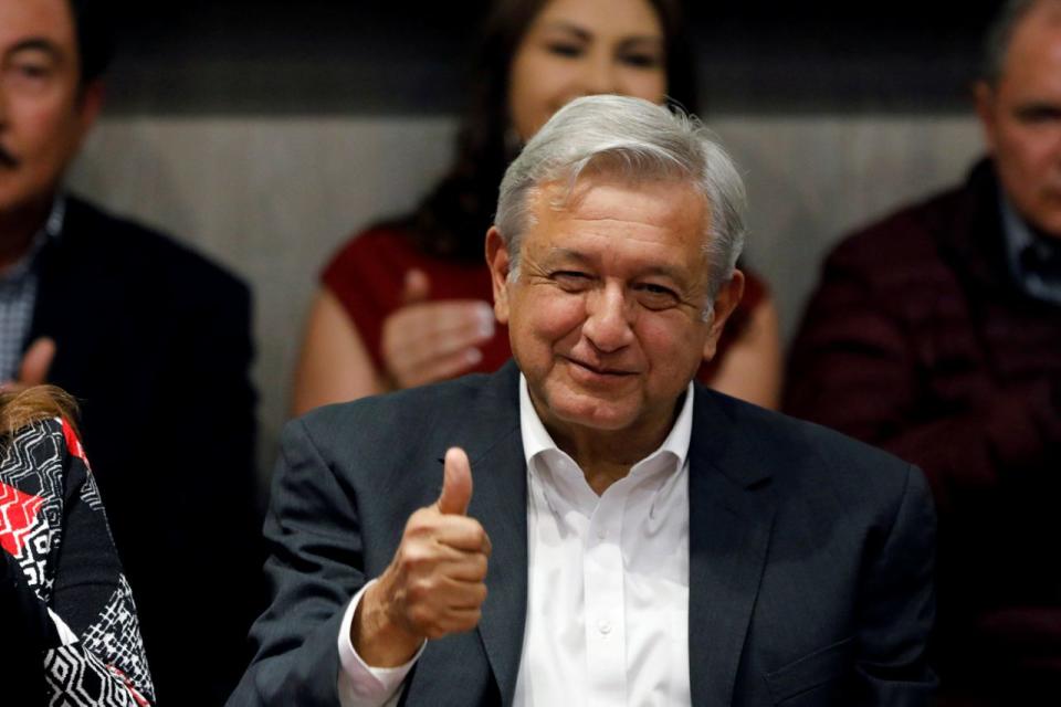 Andrés Manuel López Obrador, candidato presidencial del Movimiento Regeneración Nacional (MORENA) saluda a miembros del Partido del Trabajo en Ciudad de México, el 19 de febrero de 2018 (REUTERS/Carlos Jasso).