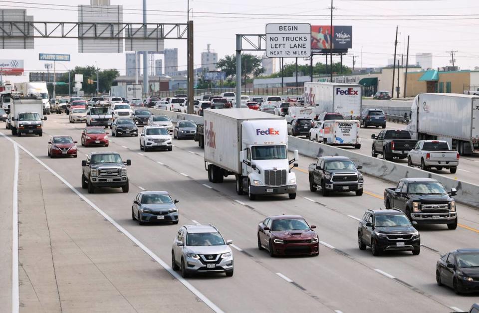 El tráfico fluye por la Interstate 35W el martes 24 de mayo de 2023, en Fort Worth. Los camiones de reparto autónomos se están probando en las autopistas de Texas, actualmente con un humano al volante como conductor de seguridad en caso de emergencia, pero eso pudiera cambiar en un futuro próximo.