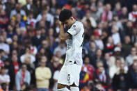 El delantero de Liverpool Luis Díaz se retira tras lesionarse durante el partido contra Arsenal en la Liga Premier, el domingo 9 de octbre de 2022, en Londres. (AP Foto/Rui Vieira)