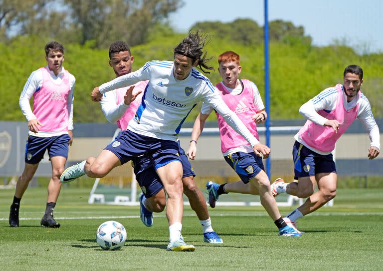 Cavani, Fabra, Barco y Figal, en primer plano, durante una práctica de Boca rumbo al partido con Estudiantes