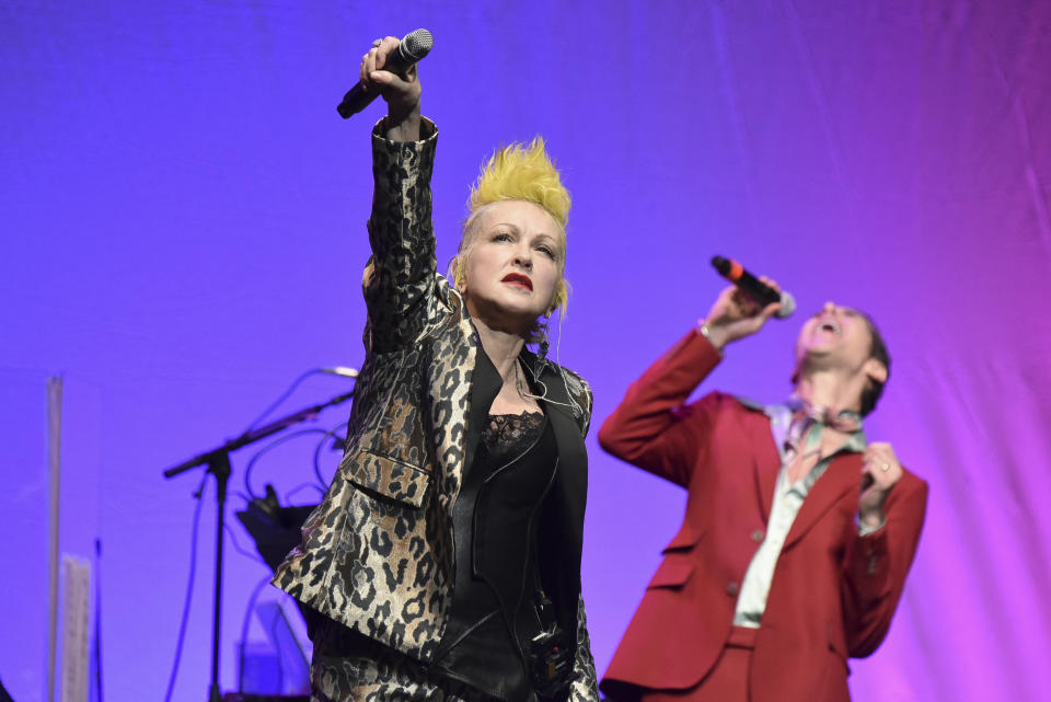 Cyndi Lauper, a la izquierda, y Perry Farrell cantan durante el noveno concierto benéfico "Home for the Holidays" el 10 de diciembre de 2019 en Los Angeles. El concierto anual de Lauper a beneficio de jóvenes sin hogar, un problema que sus organizadores dicen que sólo ha empeorado con la pandemia, se transmitirá el viernes en el canal de TikTok de Lauper y el domingo en sus cuentas de YouTube y Facebook. Este año el evento podrá verse de manera gratuita, pero se exhorta al público a hacer donaciones. (Foto por Richard Shotwell/Invision/AP, Archivo)