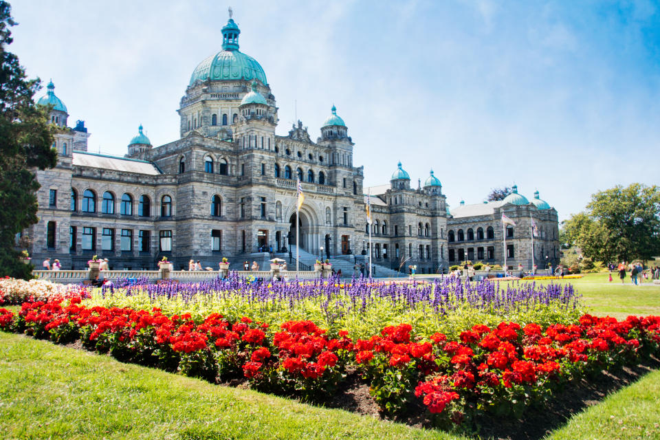 Victoria es la capital de la isla de Vancouver así como de la Columbia Británica, una ciudad tranquila de cerca de 385.000 habitantes. Uno de sus edificios más emblemáticos es el Parlamento, rodeado de espectaculares jardines. (Foto: Getty Creative)