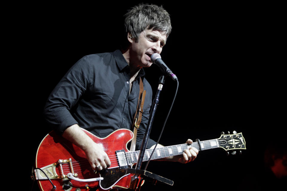 (GERMANY OUT)   Noel Gallaghers High Flying Birds Noel Thomas David Gallagher (* 29. Mai 1967 in Burnage, Greater Manchester, England, britischer Rockmusiker. Bis August 2009 war er Hauptkomponist, Leadgitarrist und, hinter seinem jüngeren Bruder Liam Gallagher, der zweite Sänger der Rockband Oasis) gastiert in Begelitung von Mike Rowe (Keyboard) und Jeremy Stacey (Schlagzeug) auf seiner "Chasing Yesterday"-TourPalladium Köln   (Photo by Brill/ullstein bild via Getty Images)