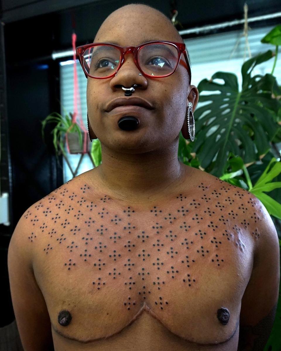 A person with some work by Brody Polinsky, who also offers discounted scar tattoos at Universe Studio in Berlin. (Photo: <a href="https://www.instagram.com/brody_polinsky/" target="_blank">Brody Polinsky</a>)