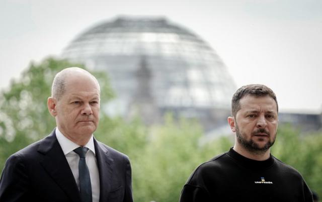 El presidente ucraniano, Volodymir Zelensky fue recibido en Berlin con honores militares por el canciller alem&#xe1;n, Olaf Scholz 