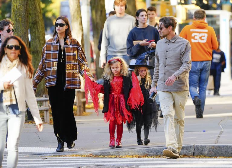 Irina Shayk y Bradley Cooper llevaron a su hija Lea a una fiesta de Halloween