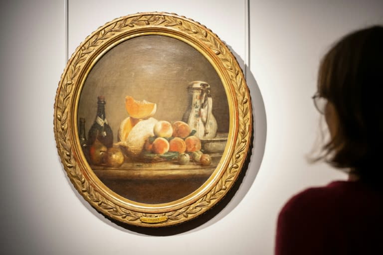 Une nature morte intitulée "Melon, poires, pêches et prunes" ou "Le Melon entamé" du peintre français Jean Siméon Chardin exposée chez Christie's, le 5 avril 2024 à Paris, avant sa mise aux enchères le 12 juin (BERTRAND GUAY)
