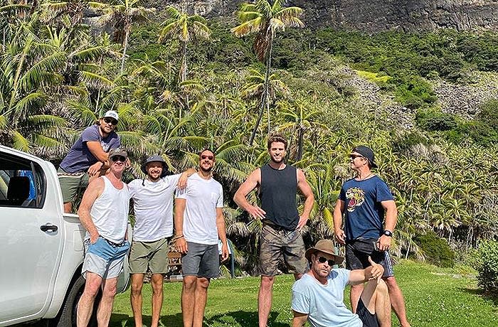 Chris Hemsworth con amigos y sus hermanos