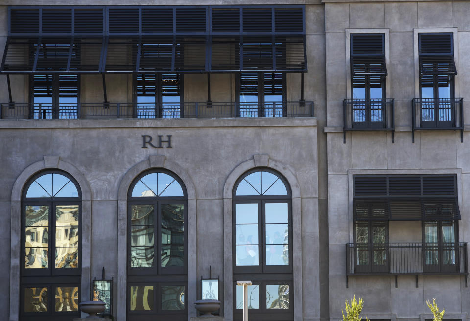 DENVER, CO - 13 OCTOBRE : Le nouveau magasin Restoration Hardware est sur le point d'ouvrir dans le centre commercial Cherry Creek. Le vaisseau amiral RH dispose de 4 niveaux dont une terrasse sur le toit et de nombreuses fenêtres dans son espace. Il a été photographié le mardi 13 octobre 2015. (Photo de Cyrus McCrimmon/The Denver Post via Getty Images)