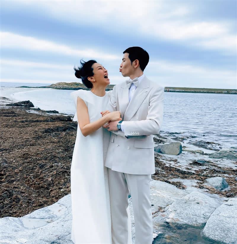 蕭敬騰（右）和經紀人女友（左）結婚。（圖／翻攝自臉書）