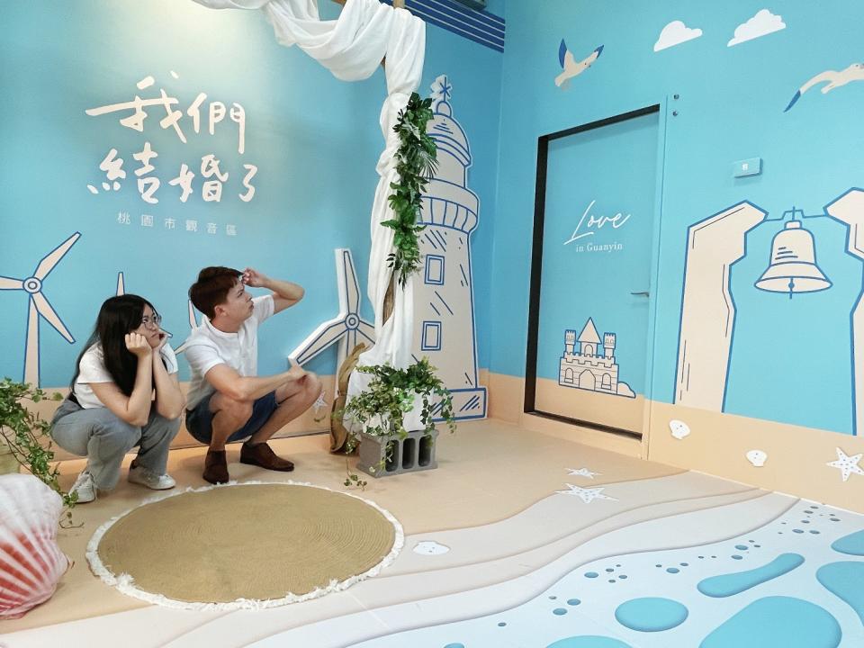 觀音戶所結婚專區打造出海島婚禮的浪漫氛圍。圖：民政局提供