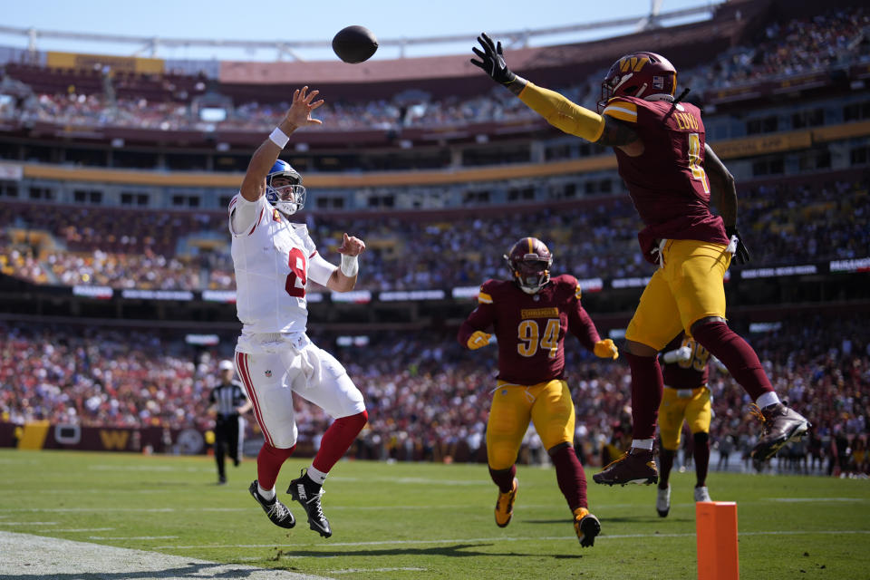 New York Giants quarterback Daniel Jones (8) throws an incomplete pass past Washington Commanders linebacker Frankie Luvu (4) on a two point conversion attempt during the first half of an NFL football game in Landover, Md., Sunday, Sept. 15, 2024. (AP Photo/Matt Slocum)