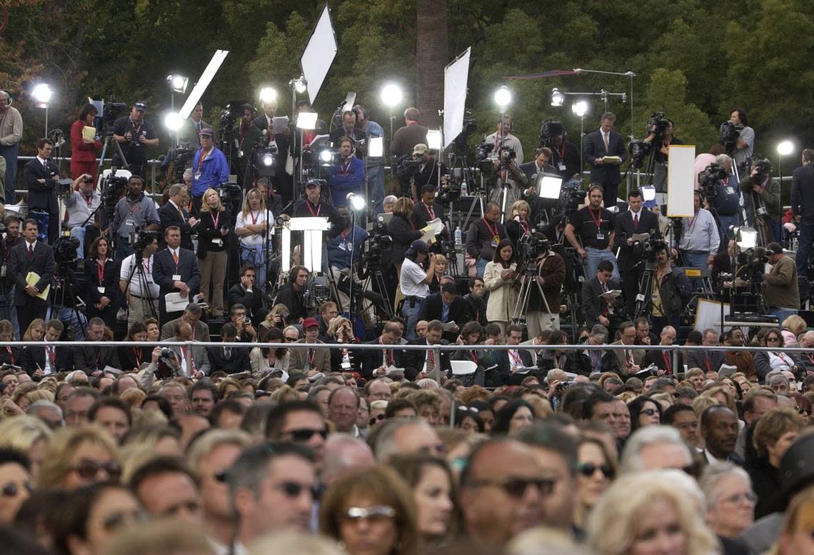 An enormous contingent of journalists covers Arnold Schwarzenegger taking the oath of office as California’s 38th governor at the state Capitol in Sacramento on Nov. 17, 2003. PAUL KITAGAKI JR./Sacramento Bee file