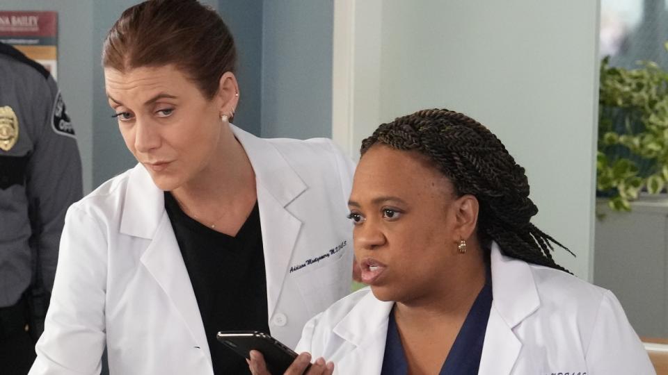  Kate Walsh and Chandra Wilson on Grey's Anatomy. 