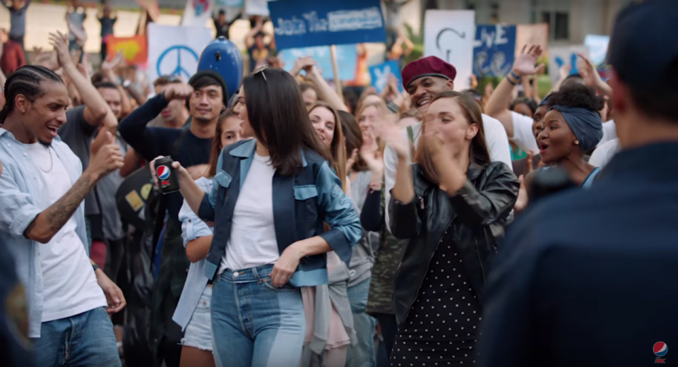 Zum Fremdschämen: Die schlimmsten Momente aus Kendall Jenners Pepsi-Werbung